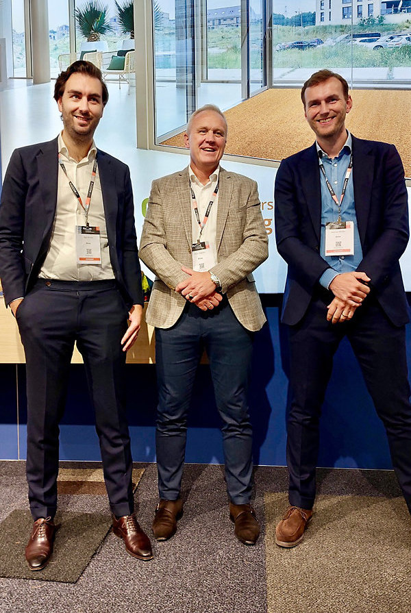 Bij Rinos was de beurs een goed moment om kennis te maken met de vijfde generatie in de directie Age links en Herman Mulder rechts en commercieel directeur Milco Visscher midden