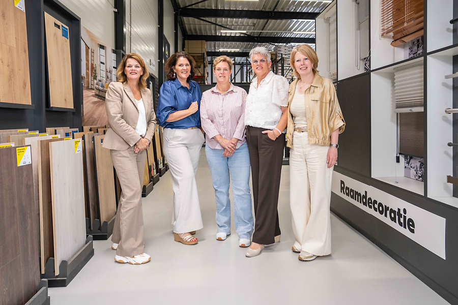 Van links naar rechts Linda Halsema INTR., Ilse van Bodegom UZIN UTZ en het projectteam van De Smitterij. (Foto: UZIN UTZ) Van links naar rechtsjpg