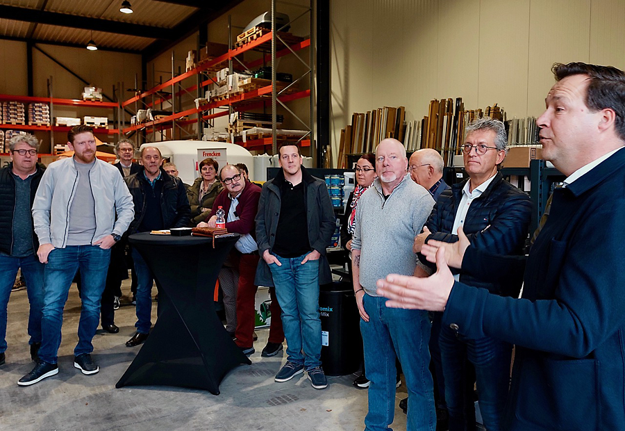 Om klokslag vijf uur opende Frank ter Beke directeur Jordan Nederland met een korte toespraak officieel de nieuwe vestigingjpg