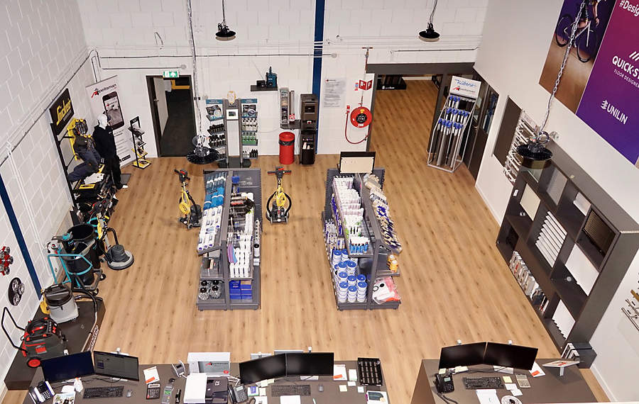 De verkoopbalies zijn naar achteren geschoven waardoor klanten gemakkelijker producten kunnen bekijken